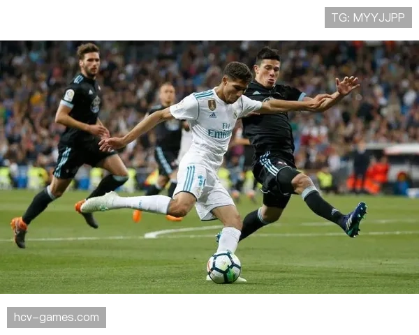 阿尔维斯与阿什拉夫在边后卫定位中防守职责分散趋势明显 阿尔维斯与阿什拉夫在边后卫定位中防守职责分散趋势明显